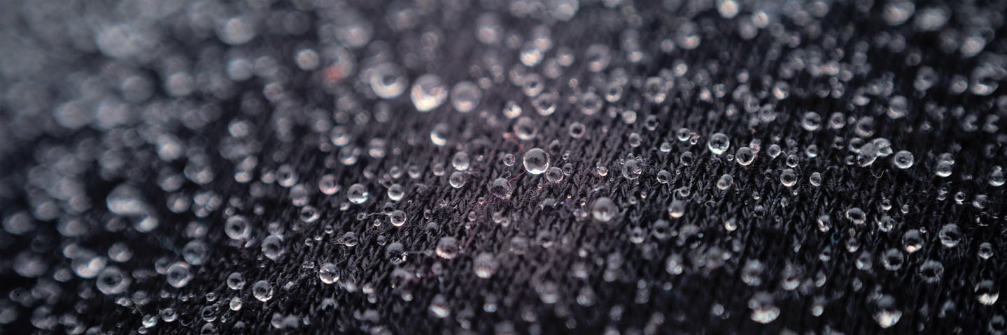 Droplets on superhydrophobic fabric