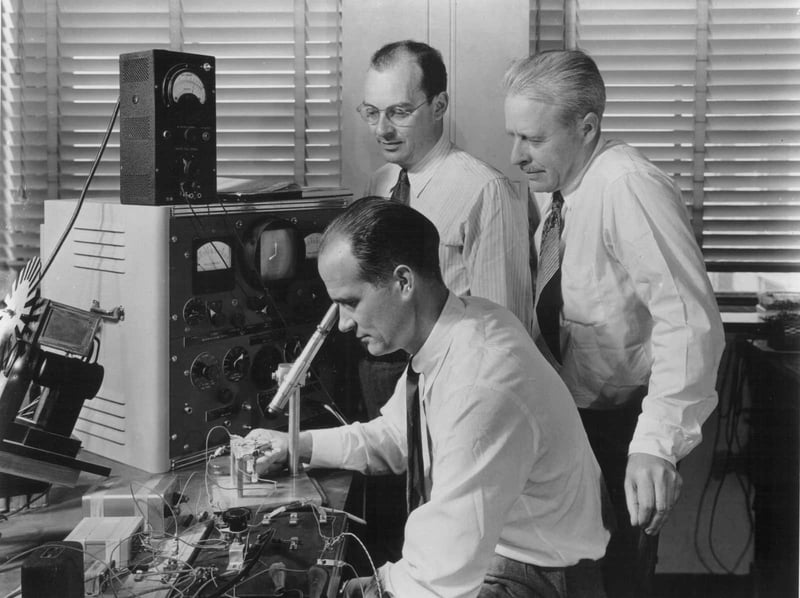 Эксперимент 1 волна. Уильям Шокли, Джон Бардин и Уолтер Браттейн. Уильям Шокли Джон Бардин и Уолтер Браттейн транзистор. Уильям Шокли транзистор.